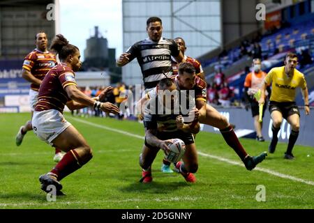 Mahe Fonua (Mitte) von Hull FC wird angegangen, als er beim Betfred Super League-Spiel im Halliwell Jones Stadium, Warrington, den zweiten Versuch seiner Seite erzielt. Stockfoto