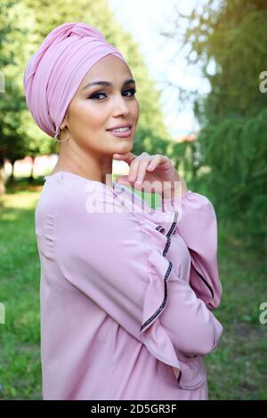 Porträt einer schönen muslimischen Frau im Freien. Stockfoto