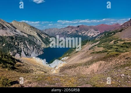 Blick auf den Snowmass Lake vom Trailrider Pass auf der Maroon Bells Loop, Aspen, Colorado, USA Stockfoto