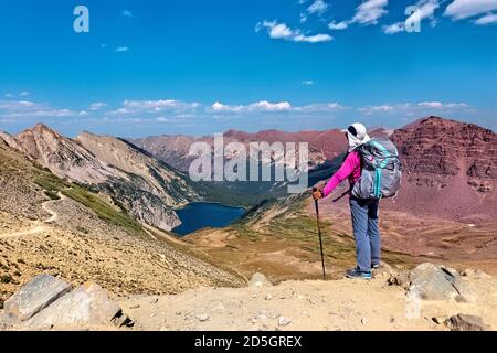 Blick auf den Snowmass Lake vom Trailrider Pass auf der Maroon Bells Loop, Aspen, Colorado, USA Stockfoto