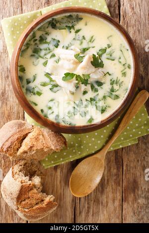 Cullen Skink, eines der berühmtesten Gerichte Schottlands, ist eine herzhafte Suppe, die traditionell mit geräuchertem Schellfisch zubereitet wird Vertikale Ansicht von oben Stockfoto