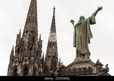 Clermont-Ferrand, Frankreich. Statue von Papst Urban II (1035-1099) mit Blick auf die Türme der Kathedrale Unserer Lieben Frau von der Himmelfahrt Stockfoto