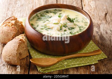 Köstliche Cremesuppe cullen Skink gekocht mit geräuchertem Schellfisch und Kartoffeln close-up in einer Schüssel auf dem Tisch. Horizontal Stockfoto