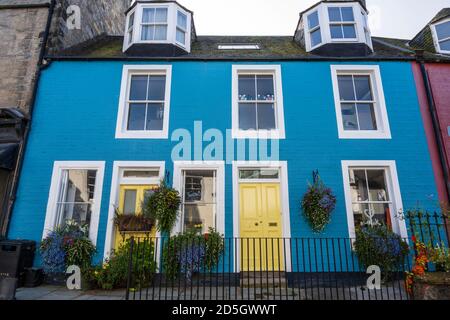 Buntes Terrassenhaus mit Hängekörben an der High Street in South Queensferry, Schottland, UK Stockfoto