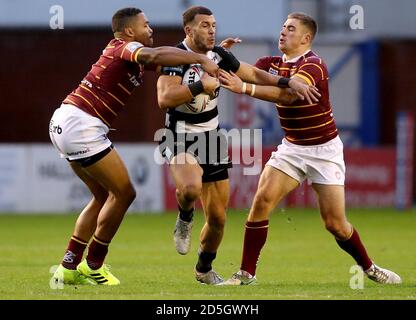 Carlos Tuimavave (Mitte) von Hull FC wird von Jordan Turner von Huddersfield Giants (links) und Sam Hewitt während des Betfred Super League-Spiels im Halliwell Jones Stadium, Warrington, angegangen. Stockfoto