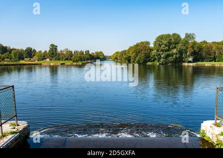 Grand Canal und Grande Cascade in Domaine de Chantilly - Frankreich Stockfoto