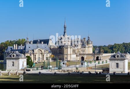 Eingangstor zum Chateau de Chantilly - Frankreich Stockfoto