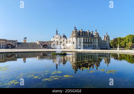 Chateau de Chantilly mit Spiegelung in einem Teich - Frankreich Stockfoto