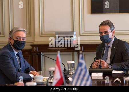 Athen, Griechenland. Oktober 2020. Der griechische Premierminister Kyriakos Mitsotakis (R) trifft sich mit dem kanadischen Außenminister Francois-Philippe Champagne im Büro des Premierministers in Athen, Griechenland, am 13. Oktober 2020. Quelle: Marios Lolos/Xinhua/Alamy Live News Stockfoto