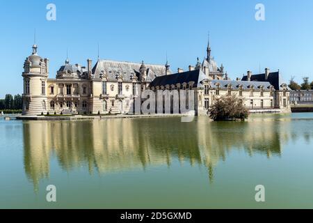 Chateau de Chantilly mit Spiegelung im See - Frankreich Stockfoto