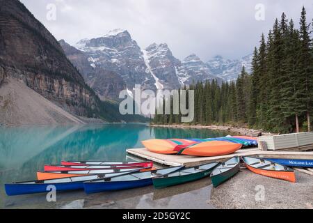 Erster Schnee am Morgen am Moraine Lake im Banff National Park Alberta Kanada schneebedeckter Winter-Bergsee in Winteratmosphäre. Wunderschöne Natur Stockfoto