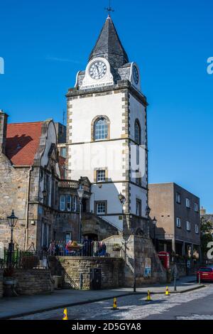 Jubilee Clock Tower erbaut im Jahr 1720 und umgebaut im Jahr 1887 zum Gedenken an Queen Victoria's goldenes Jubiläum - High Street, South Queensferry, Schottland, Großbritannien Stockfoto