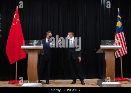 Kuala Lumpur, Malaysia. Oktober 2020. Der chinesische Staatsrat und Außenminister Wang Yi und der malaysische Außenminister Hishammuddin Hussein nehmen am 13. Oktober 2020 an einer Pressekonferenz in Kuala Lumpur, Malaysia, Teil. Quelle: Zhu Wei/Xinhua/Alamy Live News Stockfoto