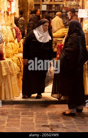 Damaskus, Syrien 03/28/2010: Zwei ältere syrische Frauen mit schwarzem Hijab stehen vor einem Boutique-Shop in der historischen Markthalle (Al Stockfoto