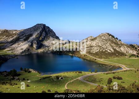 Enol Lake einer der Covadonga Seen in Cangas de Onis. Nationalpark Picos de Europa. Asturien. Spanien Stockfoto