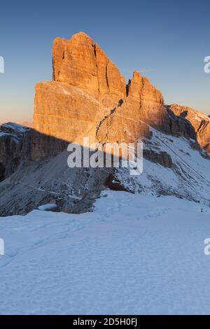 Saisonale herbstliche Landschaft im Hochland. Alpenlandschaft in den Dolomiten, Südtirol, Italien. Beliebtes Reiseziel im Herbst. Stockfoto