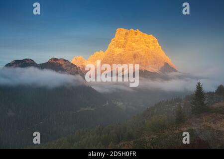 Saisonale herbstliche Landschaft im Hochland. Alpenlandschaft in den Dolomiten, Südtirol, Italien. Beliebtes Reiseziel im Herbst. Stockfoto