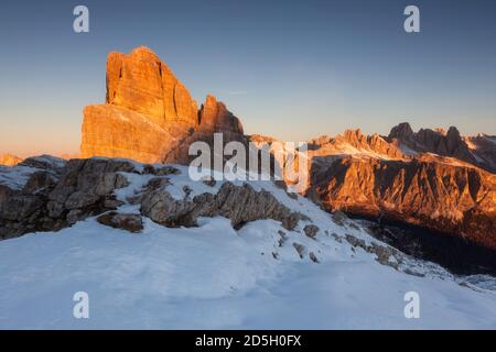 Saisonale herbstliche Landschaft im Hochland. Alpenlandschaft in den Dolomiten, Südtirol, Italien. Beliebtes Reiseziel im Herbst. Stockfoto