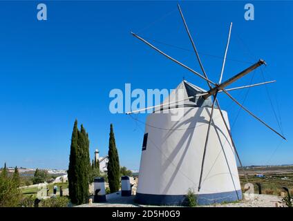 Traditionelle Windmühle in der Stadt Castro Marim im Südosten der Algarve, Portugal. Castro Marim liegt an der Grenze zu Spanien. Stockfoto