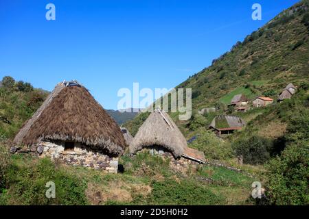 Brañas la Pornacal. Hütten für Tiere mit Strohdach gebaut. Naturpark Somiedo. Asturien. Spanien Stockfoto