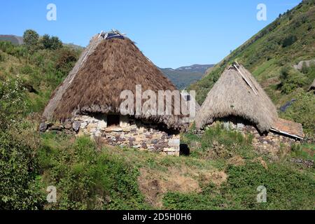 Brañas la Pornacal. Hütten für Tiere mit Strohdach gebaut. Naturpark Somiedo. Asturien. Spanien Stockfoto