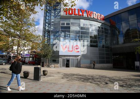 London, Großbritannien. Oktober 2020. Eine Frau mit Gesichtsmast geht am Vue Kino in London vorbei. Kredit: SOPA Images Limited/Alamy Live Nachrichten Stockfoto