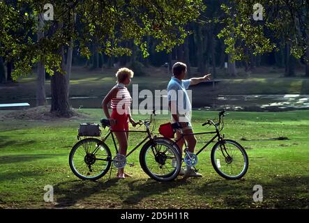 Männchen und Weibchen mit Fahrrädern zu fahren, für Bewegung und Freude Stockfoto