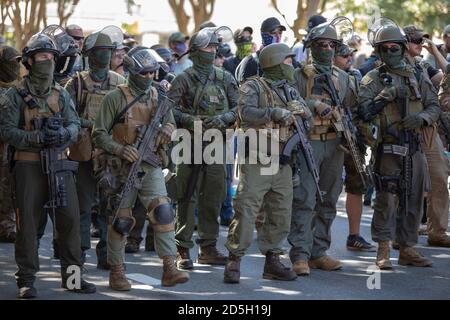 Richmond, Virginia, USA. August 2020. Bewaffnete Boogaloo Boy Demonstranten unter der Leitung von Mike Dunn bei einer Demonstration gegen neue Waffenbeschränkungen beobachtet.mehrere Gruppen haben gegen die neuen Waffenbeschränkungen demonstriert, die am 1. Juli 2020 durchgeführt wurden. Bild: Chad Martin/SOPA Images/ZUMA Wire/Alamy Live News Stockfoto