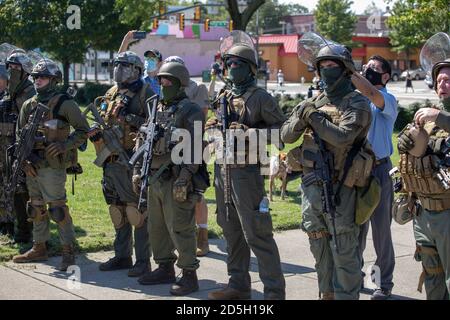 Richmond, Virginia, USA. August 2020. Bewaffnete Boogaloo Boy Demonstranten unter der Leitung von Mike Dunn bei einer Demonstration gegen neue Waffenbeschränkungen beobachtet.mehrere Gruppen haben gegen die neuen Waffenbeschränkungen demonstriert, die am 1. Juli 2020 durchgeführt wurden. Bild: Chad Martin/SOPA Images/ZUMA Wire/Alamy Live News Stockfoto