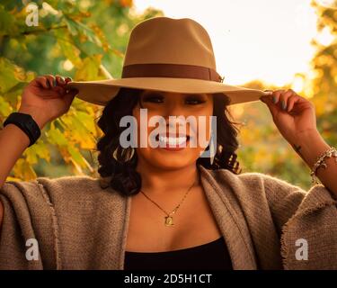 Die junge Latina trägt einen Sombrero und lächelt Stockfoto