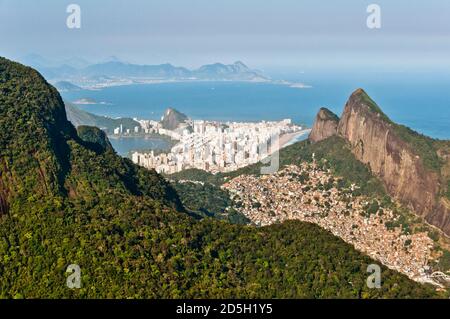 Malerische Aussicht auf Rio de Janeiro Berge, Favela da Rocinha, größte Slum in Südamerika, Atlantischer Ozean und City Skyline im Horizont, Brasilien Stockfoto