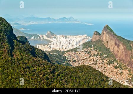 Malerische Aussicht auf Rio de Janeiro Berge, Favela da Rocinha, größte Slum in Südamerika, Atlantischer Ozean und City Skyline im Horizont, Brasilien Stockfoto