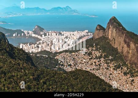 Malerische Aussicht auf Rio de Janeiro Berge, Favela da Rocinha, größte Slum in Südamerika, Atlantischer Ozean und City Skyline im Horizont, Brasilien Stockfoto