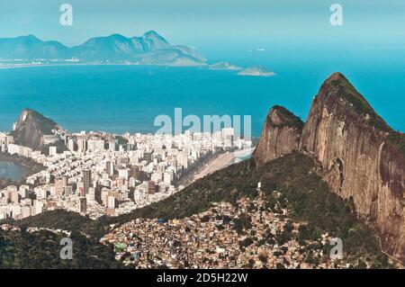 Malerische Aussicht auf Rio de Janeiro Berge, Favela da Rocinha, größte Slum in Südamerika, Atlantischer Ozean und City Skyline im Horizont, Brasilien Stockfoto