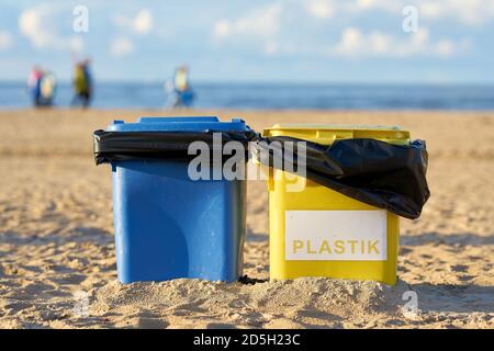 Mülltonnen am Strand von Swinoujscie in Polen für Die Sauberkeit des Strandes als Kampf gegen Masse Tourismus Stockfoto