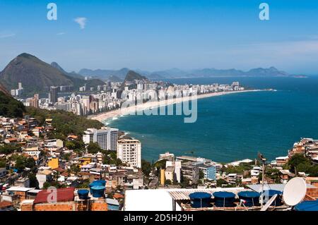 Luftaufnahme von Ipanema und Leblon Beach und Vidigal Favela, Rio de Janeiro, Brasilien Stockfoto