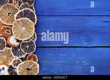 Trockene Scheiben von Orange und Grapefruit. Fruit Chips auf alten blauen Holzbrettern Hintergrund. Stockfoto