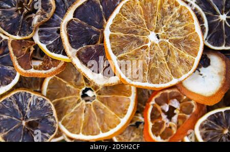 Trockene Scheiben von Orange und Grapefruit. Fruit Chips Hintergrund. Stockfoto