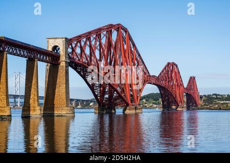 Forth Rail Bridge über den Fluss Forth nach Fife von South Queensferry, Schottland, Großbritannien Stockfoto