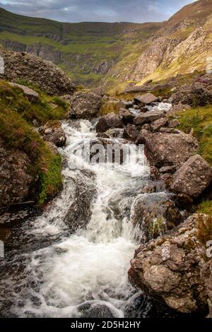 Bergbach fließt unter den Klippen in Comeragh Mountains, Irland. Stockfoto