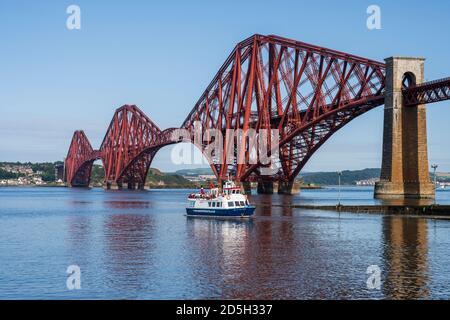 Die Fähre Maid of the Forth legt am Haws Pier ab, bevor sie unter der Forth Rail Bridge auf dem Weg nach Inchcolm Island - South Queensferry, Schottland, Großbritannien, fährt Stockfoto