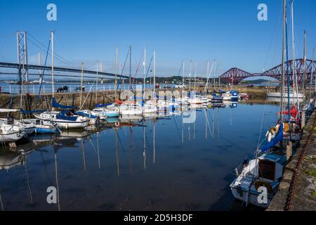 Bunte Yachten liegen im geschützten Hafen von South Queensferry vor der Kulisse der Queensferry Crossing Road Bridge - South Queensferry, Schottland, Großbritannien Stockfoto