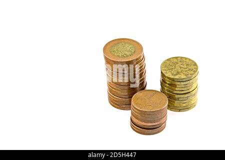 Tschechisches Geld, Münzsäulen, isoliert auf weißem Hintergrund. 50 Kronenmünzen, 20 Kronenmünzen, 10 Kronenmünzen. Stockfoto