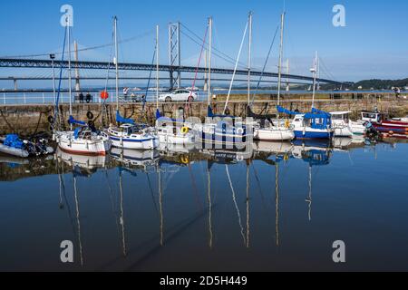 Bunte Yachten liegen im geschützten Hafen von South Queensferry vor der Kulisse der Queensferry Crossing Road Bridge - South Queensferry, Schottland, Großbritannien Stockfoto