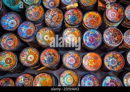 Sammlung traditioneller türkischer Keramik im Bazaar in Antalya, Türkei. Bunte Keramik-Souvenirs Stockfoto