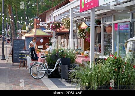 Gastronomie für Urlauber im Fischerdorf Pobierowo on Die polnische Ostseeküste Stockfoto