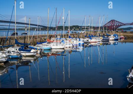 Bunte Yachten liegen im geschützten Hafen von South Queensferry vor der Kulisse der Queensferry Crossing Road Bridge - South Queensferry, Schottland, Großbritannien Stockfoto