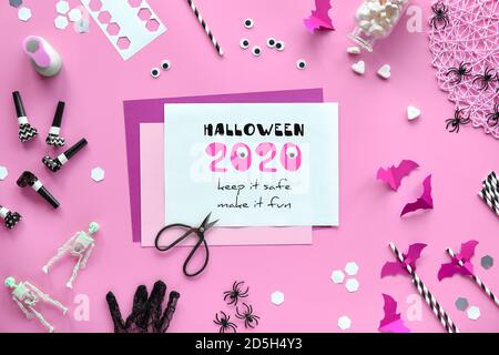 Halloween 2020 Keep it Safe, machen es Spaß Text auf weißem, rosa Papier Hintergrund mit Halloween-Dekor. Stockfoto