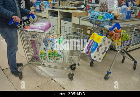 In einem Tesco-Supermarkt in London, England, Großbritannien, laden Kunden Toilettenpapier und Grundwaren aufgrund der Coronavirus-Epidemie Stockfoto