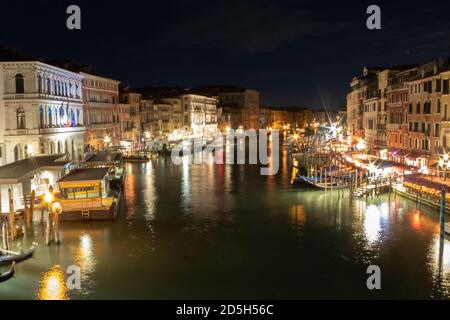 Blick auf den Canale Grande und Wassertaxis Die Rialtobrücke bei Nacht Stockfoto